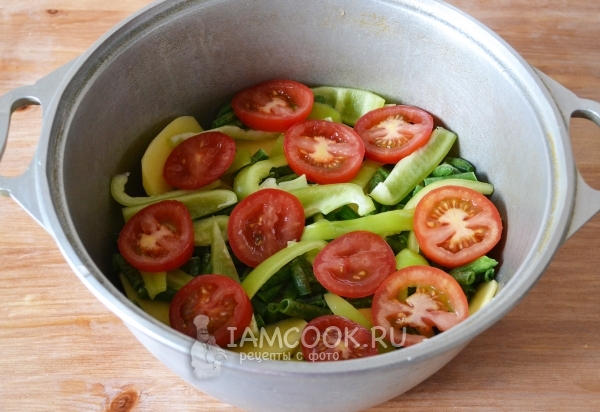 Выложить перец и помидоры