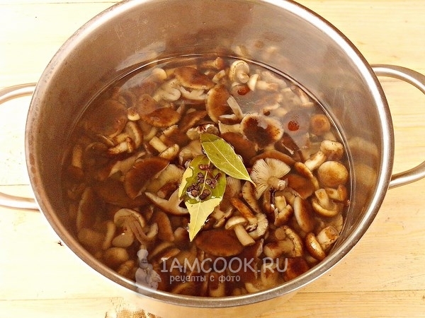 Добавить лавровый лист и перец