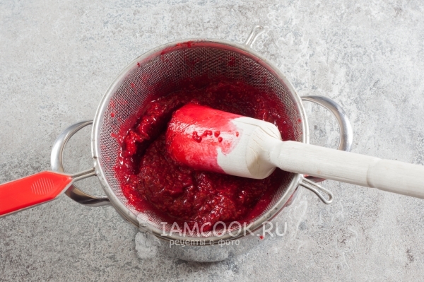 Протереть малину через сито