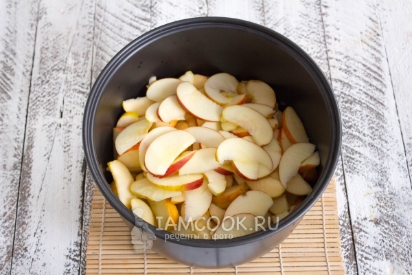 Положить в мультиварку дольки яблок
