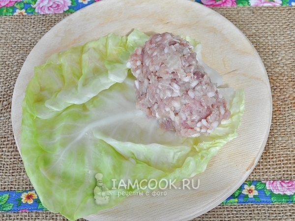 Положить фарш с рисом на капустный лист