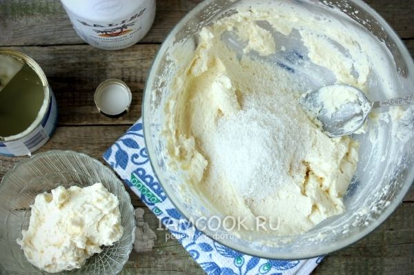 Смешать крем с кокосовой стружкой