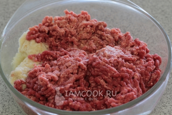 Добавить лук и хлеб