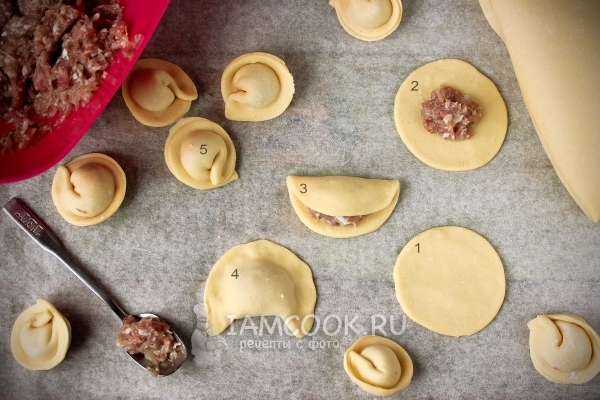 Заворачиваем пельмени