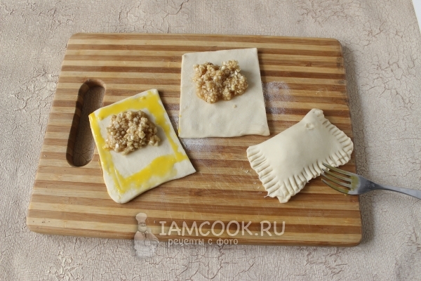 Положить на тесто начинку