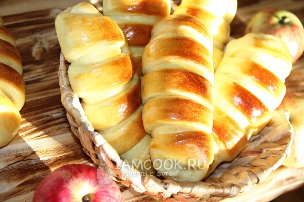 Фото пирожков из дрожжевого теста с яблоками и повидлом в духовке