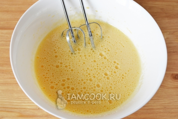 Взбить яйца с сахаром