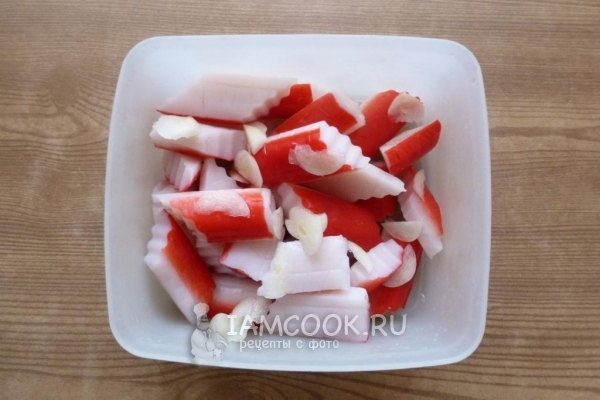 Положить чеснок