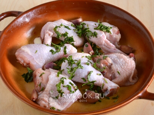 Курицу посолить и посыпать зеленью