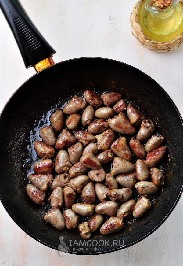 Обжарить куриные сердечки