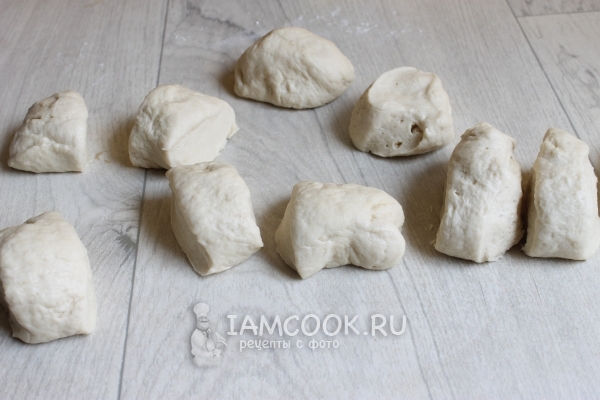 Разделить тесто на кусочки