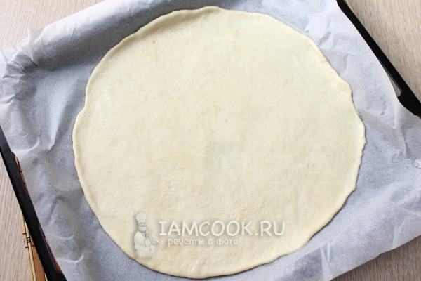 Выложить тесто на противень