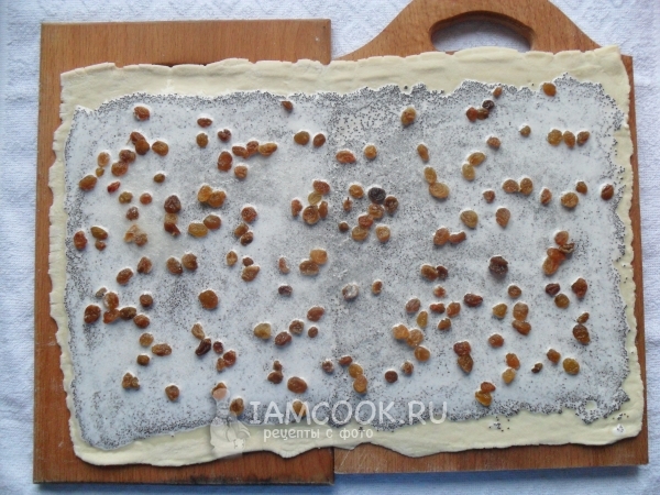 Положить мак и изюм