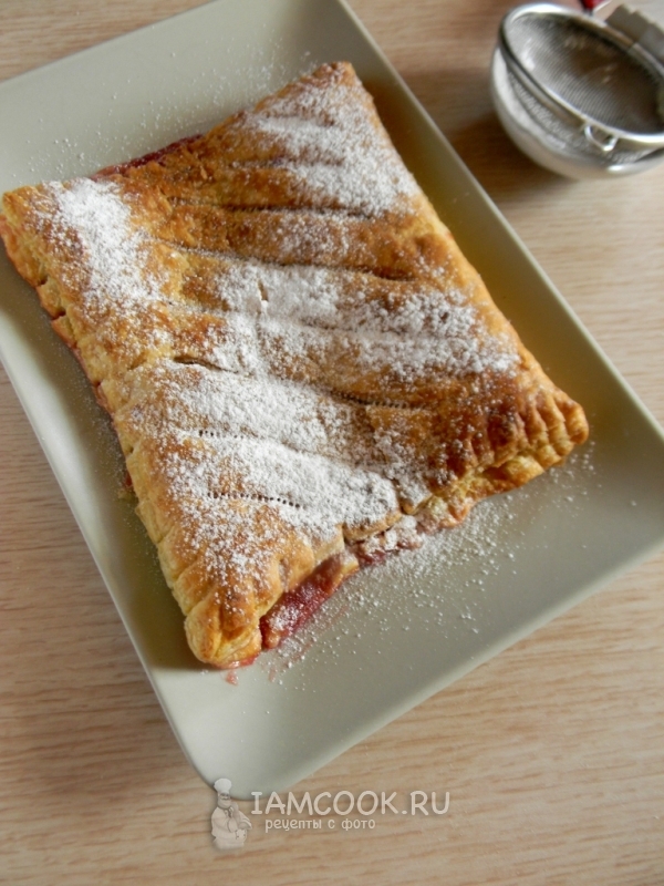 Готовый сладкий пирог из слоеного теста с вареньем
