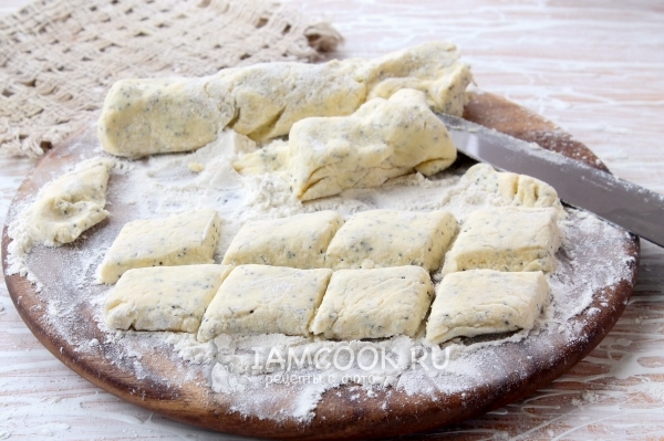 Порезать тесто на кусочки