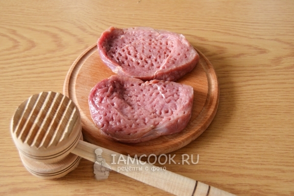 Отбить мясо молоточком