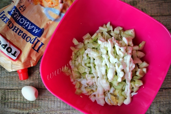 Заправить салат майонезом