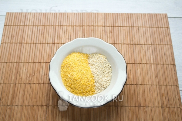 Смешать сухари и семена кунжута