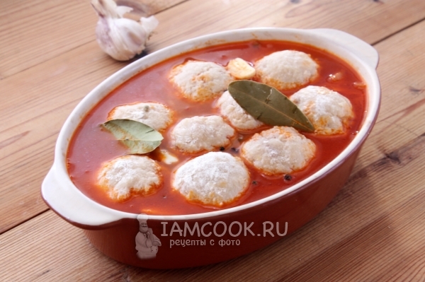 Положить в форму тефтели, зажарку и приправы