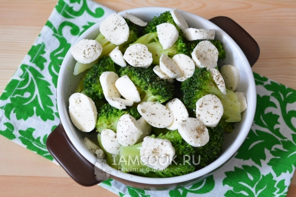 Выложить сыр и посыпать травами