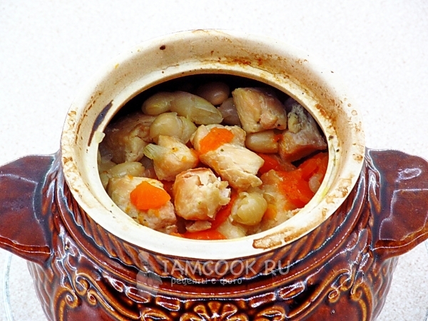 Готовое куриное филе с фасолью в горшочке