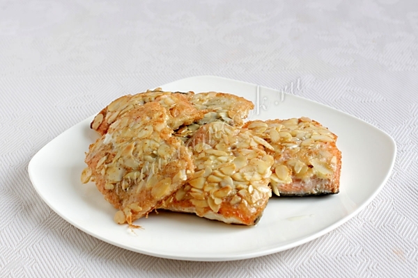 Обжаренная рыба в миндале