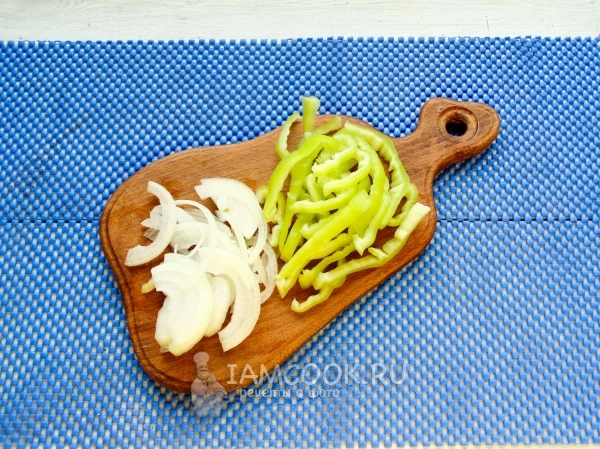 Нарезали перец и лук