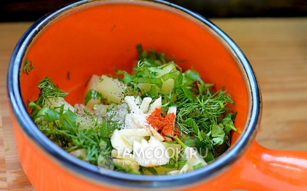 Всыпать специи и положить чеснок