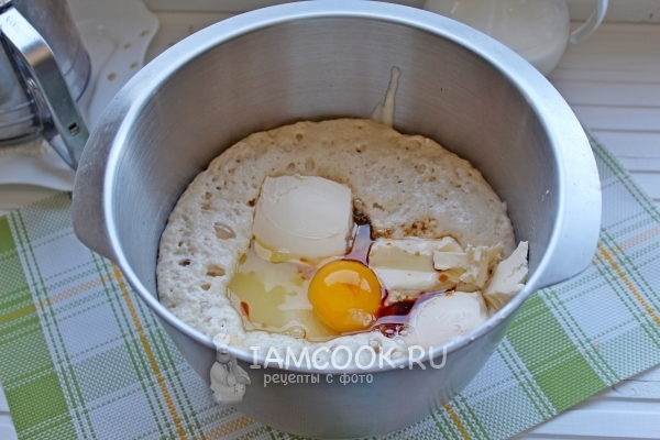 Положить масло и яйца