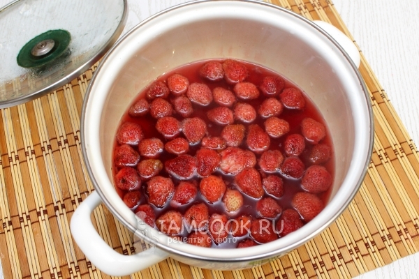 Сварить клубнику с сахаром