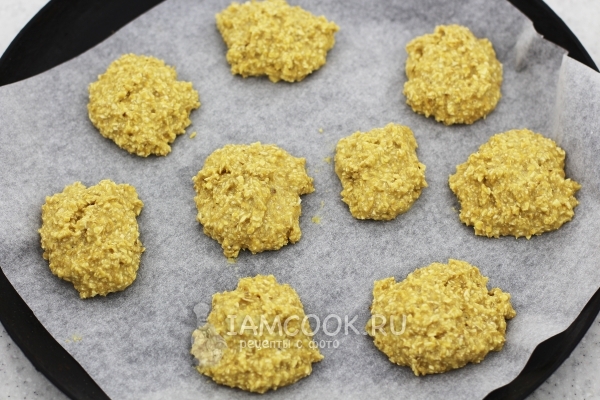 Выложить печенье на противень