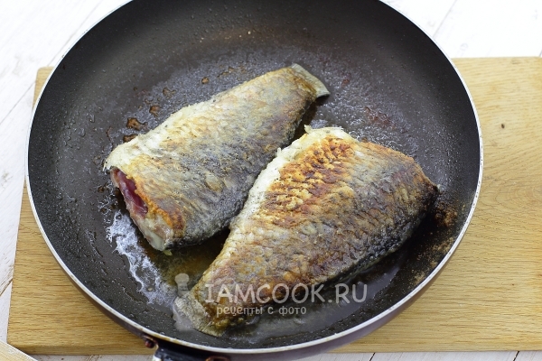 Обжарить рыбу