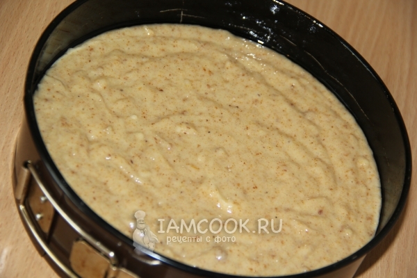 Переложить тесто в форму