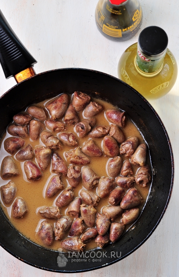 Влить уксус и соевый соус