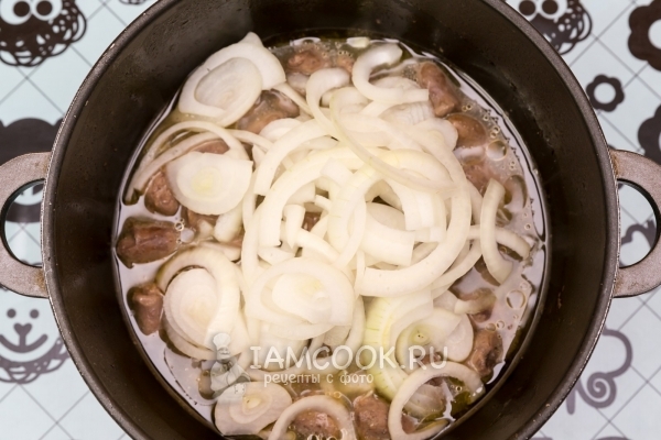 Потушить сердечки с луком