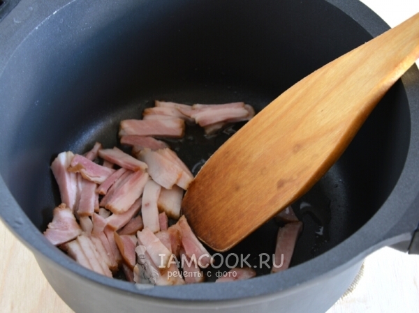 Обжарить грудинку