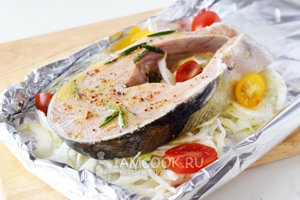 Положить рыбу и помидоры