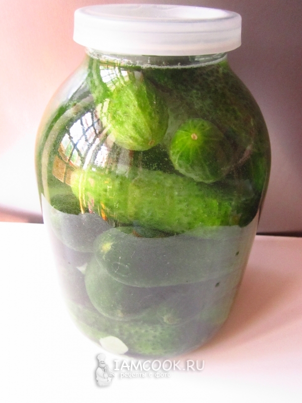 Залить банку водой