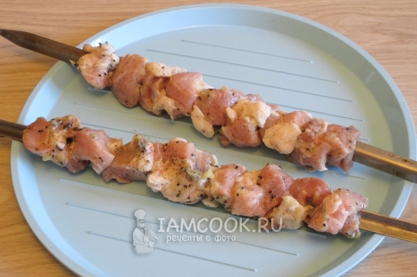 Нанизать мясо на шампура