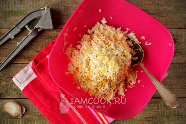 Положить чеснок