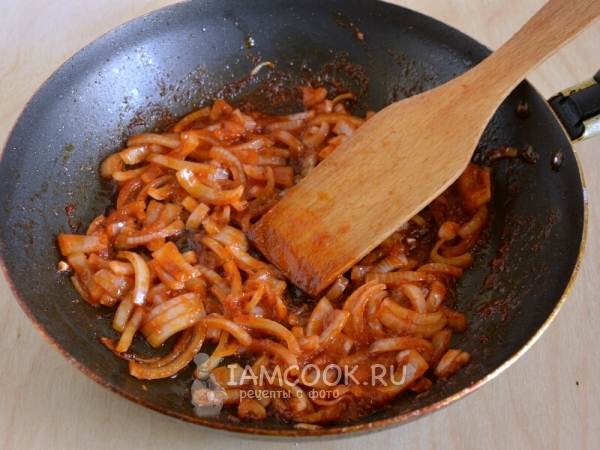 Обжарить лук с томатным соусом