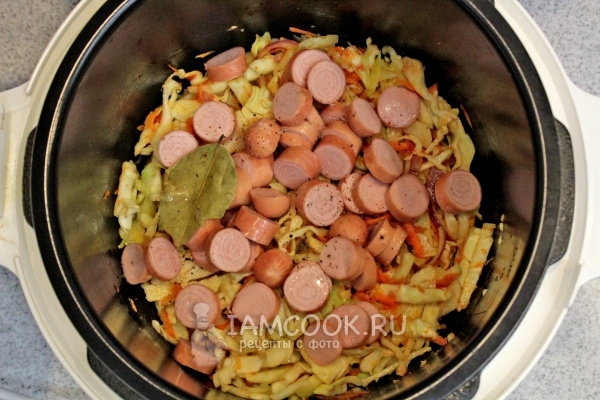 Положить сосиски и специи