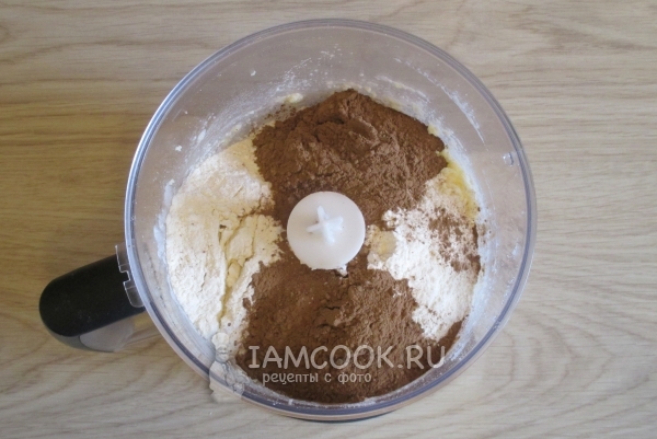 Всыпать муку и какао
