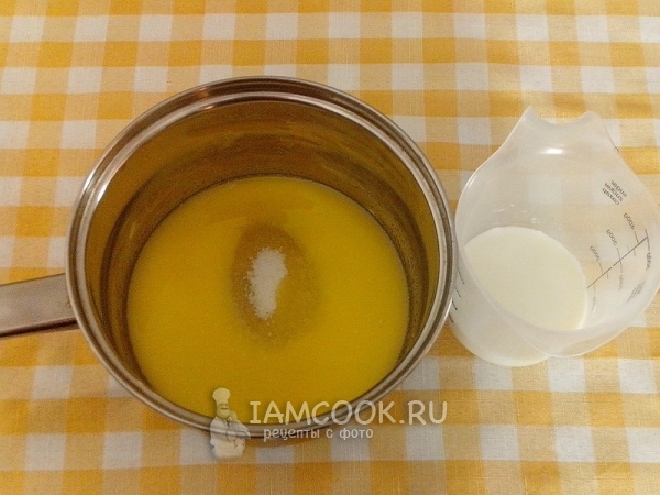 Смешать сахар с растопленным маслом