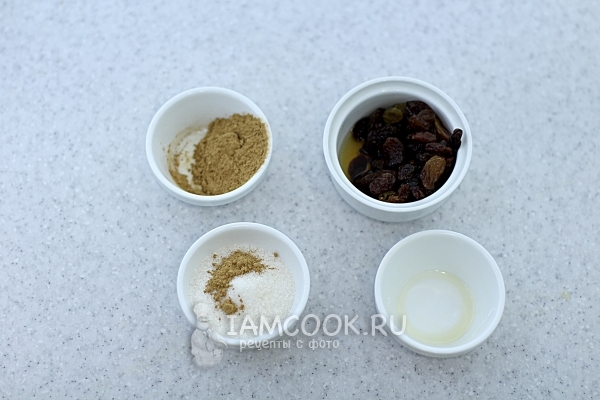 Залить изюм водой и смешать корицу с сахаром