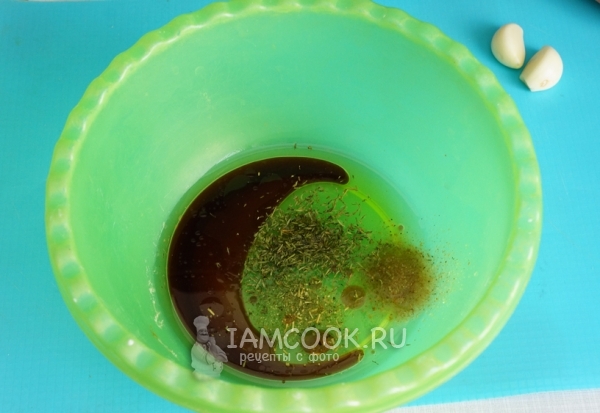 Соединить ингредиенты для маринада