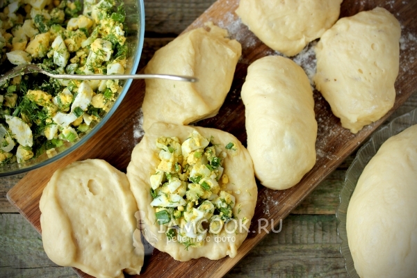 Положить на тесто начинку