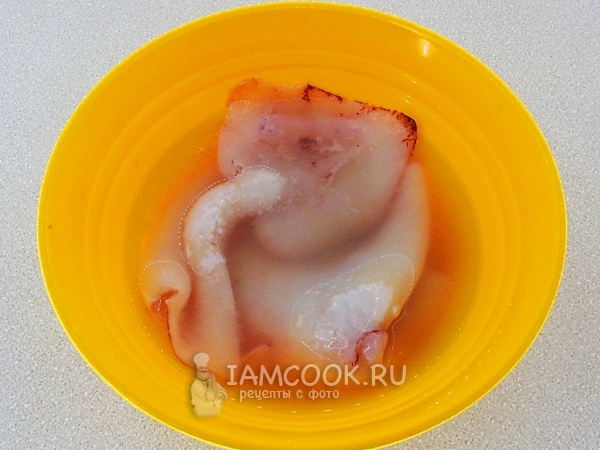 Залить кальмары горячей водой