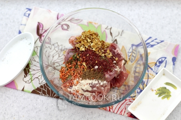 Мясо обвалять в специях
