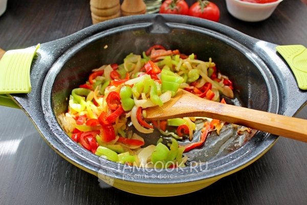 Положить перец к луку